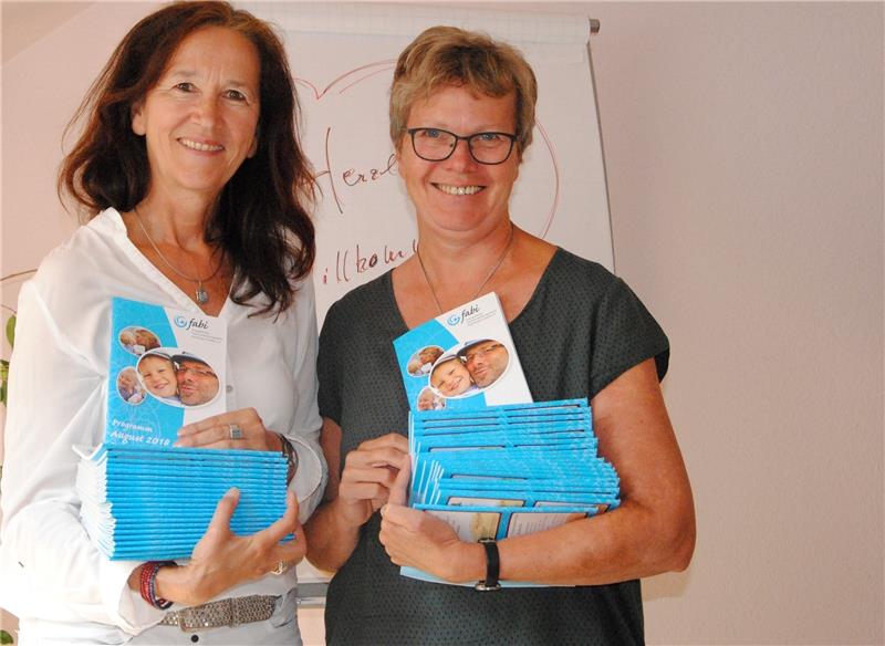 Bringen das Programmheft unter die Leute. Die Fabi-Chefinnen Sonja Mäder und Ingrid Hartkens.
