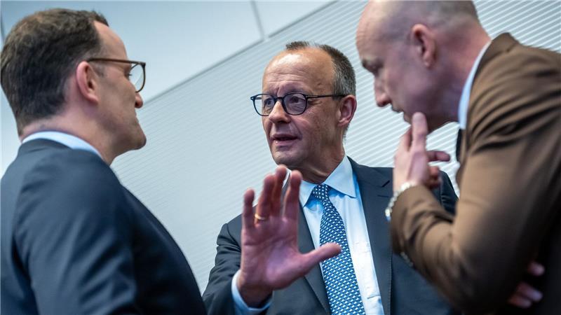 Bringen diese Drei - Unions-Fraktionschef Jens Spahn, Kanzler Friedrich Merz (beide CDU) und CSU-Landesgruppenchef Alexander Hoffmann, das Rentenpaket am Freitag über die Bühne?