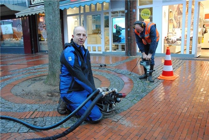 Die Retter der zehn Linden sind am Werk Bringen mit Luftdruck Nährstoffe für die Linden am Pferdemarkt unters Wurzelwerk: Gert Velthausen (vorne) und Germon Offereinds, der mit schwerem Bohrgerät kaum ins Erdreich eindringen kann. Foto: Stief