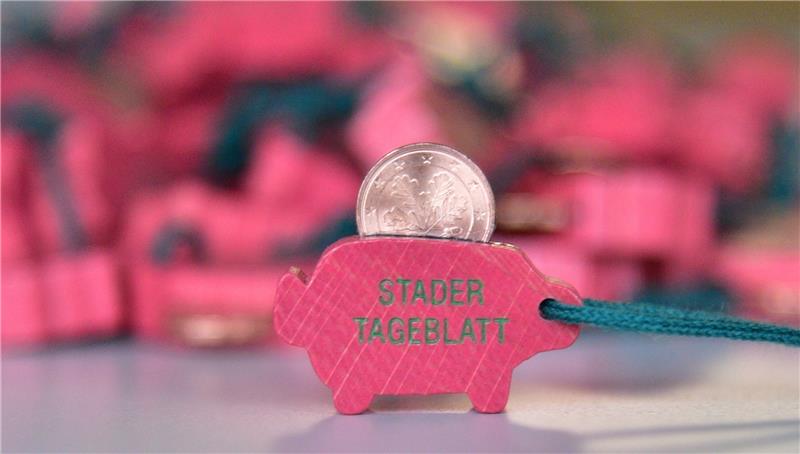 Bringt Glück für das neue Jahr und hilft im Kampf gegen Blutkrebs: Die TAGEBLATT-Glücksschweinchen, die in Stade verkauft werden. Foto Beneke