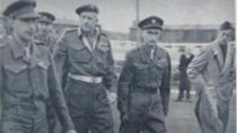 Verfolgungsjagd auf der Schiene: Wie Polizisten im Stader Nachbarkreis 1948 gearbeitet haben Britische Offiziere besuchen das Lager Seedorf. Die Besatzungsmacht hatte die Verantwortung für die dort untergebrachten heimatlosen Ausländer in die Hände der UNRRA gelegt. Lagerleiter war Jean Dubois (Zweiter von rechts).