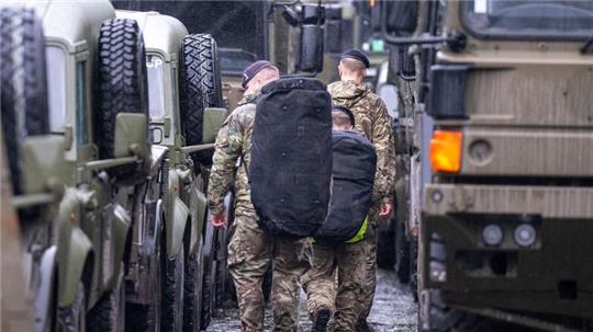 Britische Soldaten auf dem Gelände einer Bundeswehrkaserne bei Paderborn. Die Briten machen im Rahmen der Übung Brilliant Jump als Teil der Großübung Steadfast Defender 24 in Ostwestfalen für eine Nacht Station.