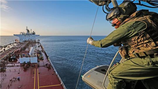Britische Streitkräfte haben ein Schiff geentert, das zur russischen Schattenflotte gehören soll. (Handout)
