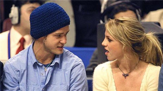 Britney Spears zusammen mit ihrem damaligen Freund Justin Timberlake bei einem NBA All-Star Game im Jahr 2002.