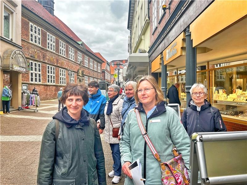 Britta Binhold vom BUND (links) und Gabriele Mahr von der Abfallberatung (vorne rechts) mit einigen Teilnehmern des Streifzugs. Fotos: Richter