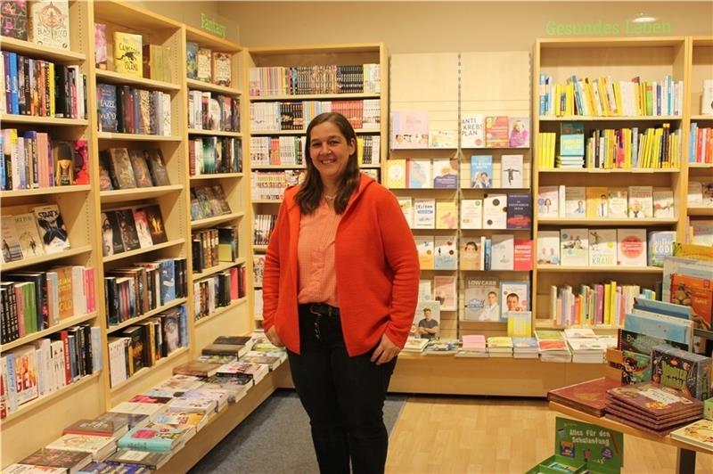 Britta Gerken in der Altstadtbuchhandlung. Links von ihr stehen die Kinder- und Jugendbücher, für deren Einkauf sie zuständig ist. Fotos: Frank