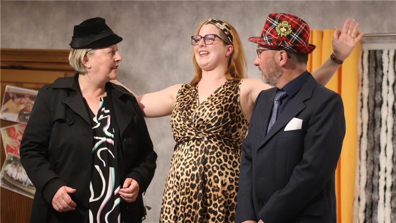 Britta Nagel (links) spielte die misstrauische Frau Halt schon vor 23 Jahren. Jetzt steht sie gemeinsam mit Sarah Koppelmann und Dirk Hagenah auf der Theaterbühne in Engelschoff.