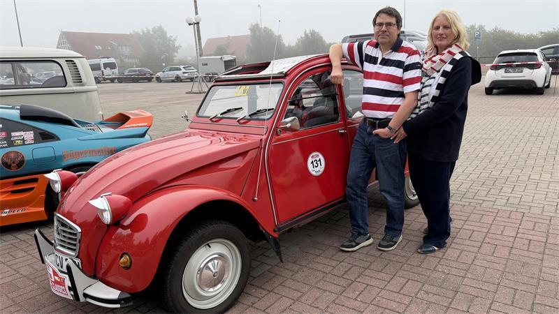 Britta Plötz und Luc Couvreur aus Hammah genießen die Entschleunigung mit ihrer 29-PS-Ente.