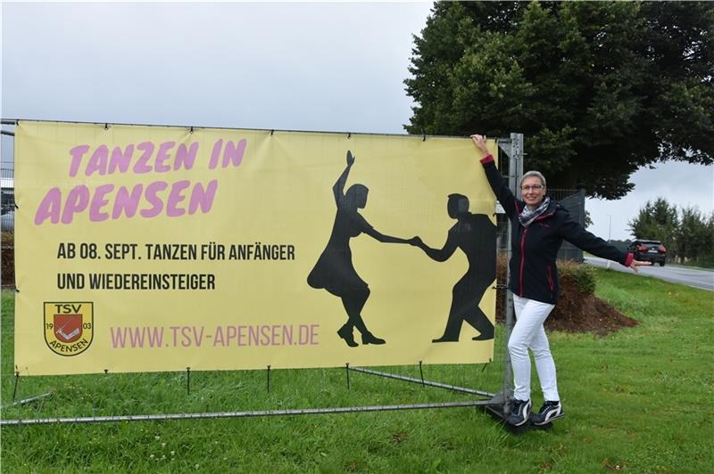 Sie will Apensen zum Tanzen bringen Britta Prigge vor dem lebensgroßen Plakat des TSV Apensen , das für den Tanzsport wirbt. Foto: Felsch