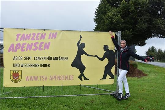 Britta Prigge vor dem lebensgroßen Plakat des TSV Apensen , das für den Tanzsport wirbt. Foto: Felsch