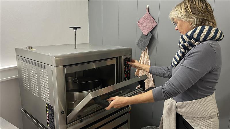 Altländerin ist Pionierin beim Haselnussanbau – Manufaktur eröffnet Britta Schumacher-Stechmann bereitet das Rösten in ihrer neuen Nussmanufaktur vor.