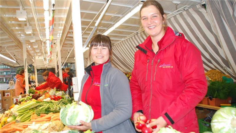 Warum Kunden auf dem Stader Wochenmarkt einkaufen Britta Stechmann (links) und Ariane Hauschildt freuen sich über die positive Resonanz zum Jubiläum.