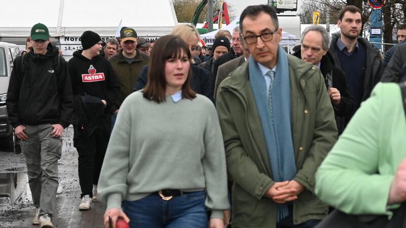 Bei Besuch in Jork: Obstbau legt Minister Özdemir einen Forderungskatalog vor Britta Stechmann von der Arbeitsgemeinschaft junger Obstbauern an der Niederelbe übergab dem Minister die Forderungen des Nachwuchses.