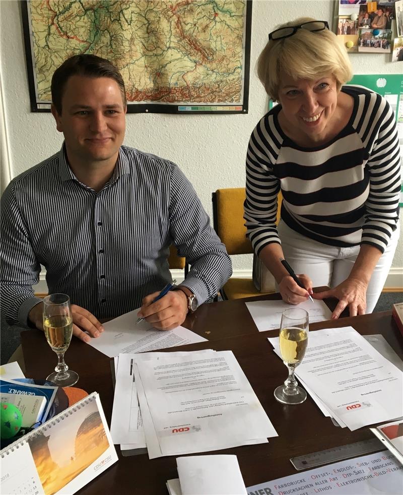 Britta Witte und Philipp Meyn besiegeln den Vertragsabschluss mit einem Gläschen Sekt. Foto CDU