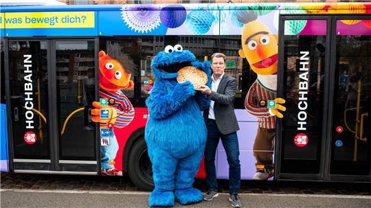 Brodehl, rechts im Bild neben dem Krümelmonster, verlässt den HVV. (Archivbild)