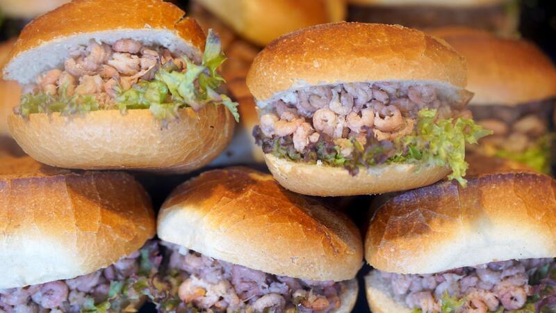 Wird das Krabbenbrötchen zum Luxusgut? Brötchen mit Nordseekrabben in der Auslage eines Fischbrötchen-Imbisses an den Hamburger Landungsbrücken.