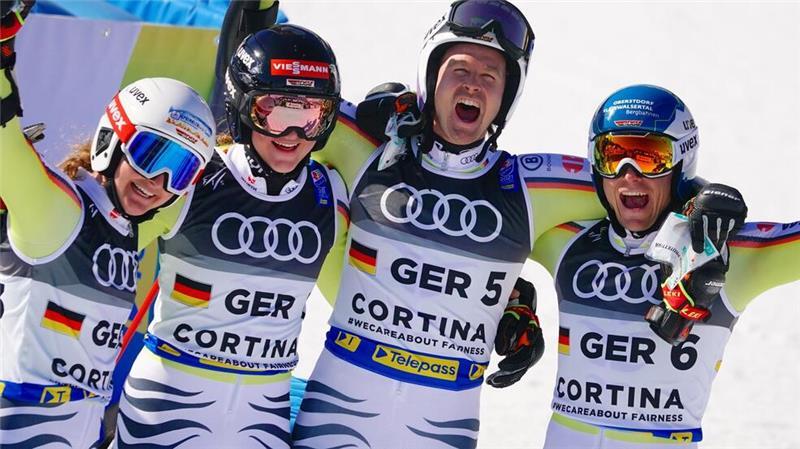 Bronze im Teamevent bei der WM 2021 - und Emma Aicher (2. v. l.) mittendrin.