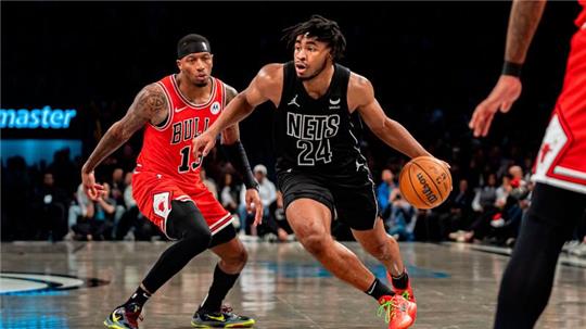 Brooklyns Cam Thomas (24)zieht gegen Chicagos Torrey Craig (13)  zum Korb.