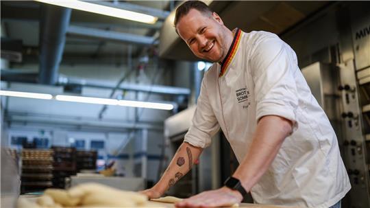 Brot-Sommelier Florian Lutz muss heute nicht mehr mitten in der Nacht anfangen zu arbeiten. Dank modernerer Technik startet der Tag eines Bäckers heutzutage oft erst am frühen Morgen.