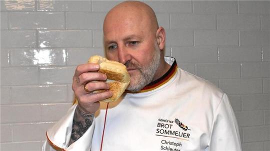 Brotsommelier Christoph Schleuter prüft den Geruch und den Geschmack des Brötchens.