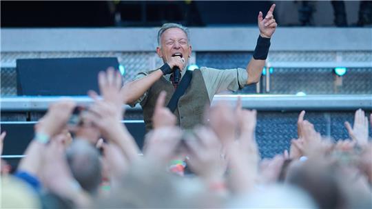 Bruce Springsteen and The E Street Band spielen im Berliner Olympiastadion im Rahmen ihrer Europatournee 2025.