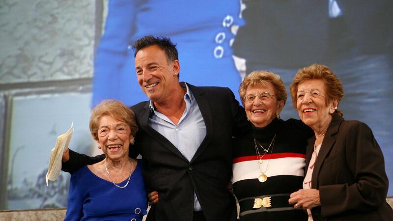 Bruce Springsteen mit seiner Tante Dora Kirby (l-r), seiner Mutter Adele Springsteen und seiner Tante Ida Urbelis..