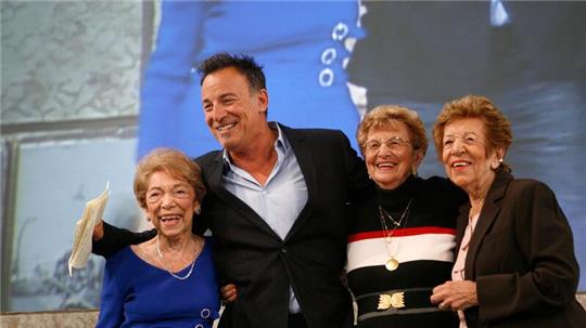 Bruce Springsteen mit seiner Tante Dora Kirby (l-r), seiner Mutter Adele Springsteen und seiner Tante Ida Urbelis..