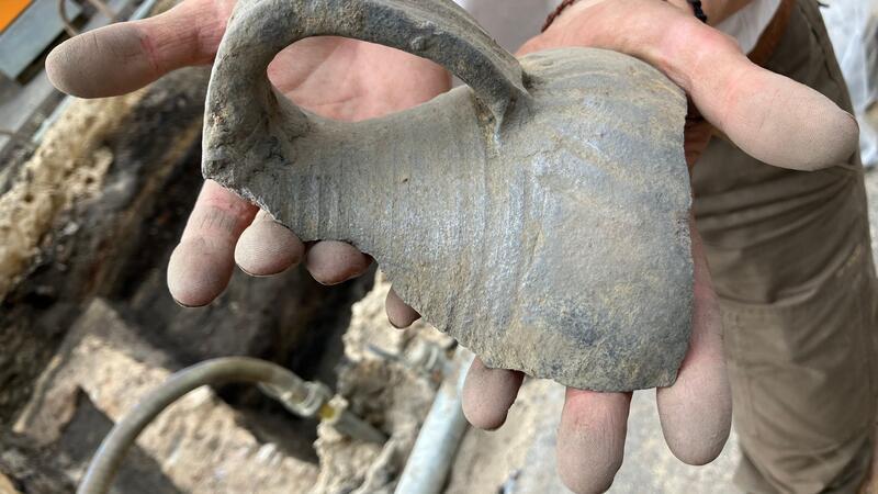 Archäologische Funde: Neue Beiträge zur Stadtgeschichte? Bruchstück einer alten Keramik-Karaffe, die bei Bauarbeiten in Braunschweig entdeckt wurde.