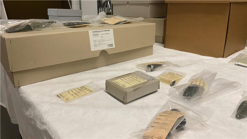 Bruchstücke von Schwert- und Lanzenklingen aus der Bronzezeit liegen ausgebreitet, um neu verzeichnet zu werden.