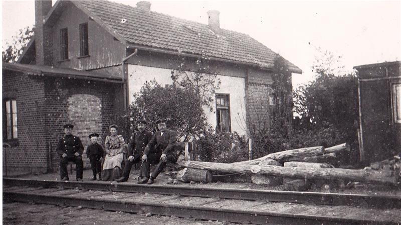 Von der Drehbrücke über die Oste zum Dauer-Provisorium seit 80 Jahren Brückenwärterhaus (HGA) etwa 1910 aufgenommen.