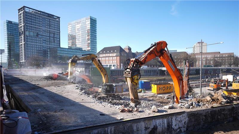 Brückenarbeiten an der Berlinertordammbrücke stören den Bahnverkehr in Hamburg am Wochenende. (Archivbild)
