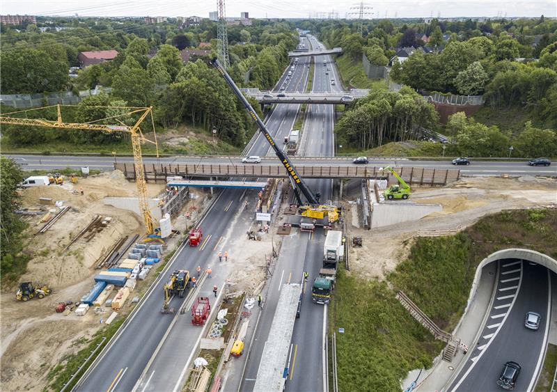 Brückenbauarbeiten an der A1 zwischen Hamburg-Moorfleet und Hamburg-Billstedt. Foto: Heimken/dpa
