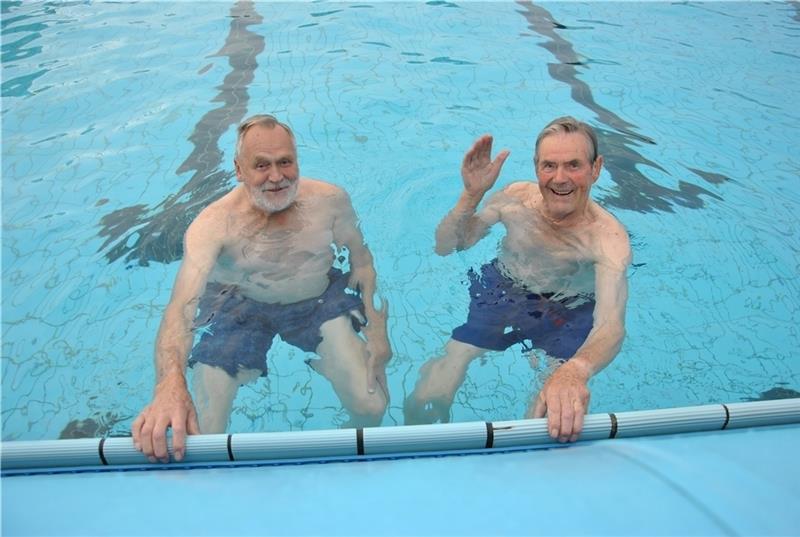 Brüder am Beckenrand: Ulrich und Gustav-Adolf Heinrich (von links) genießen das Frühschwimmen und tun damit etwas für die Gesundheit. Fotos: Lohmann