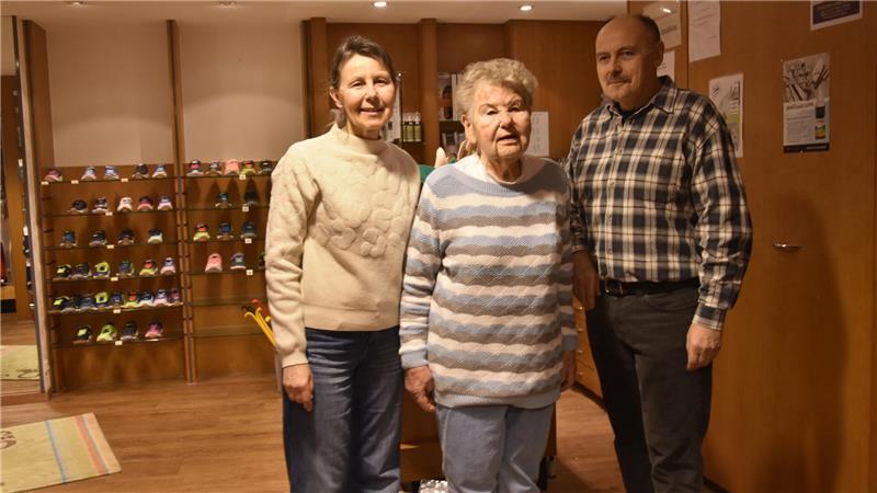 Brunhilde Heider mit Tochter Sonja Müller und Sohn Volker Heider.