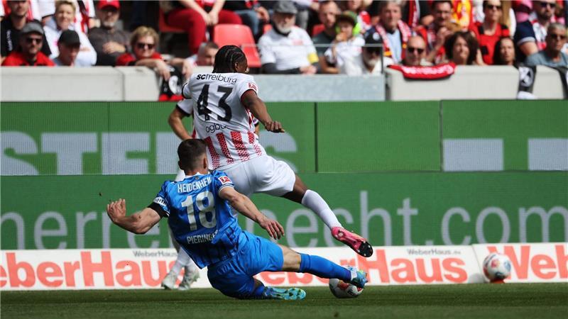 Bruno Ogbus vom SC und Heidenheims Marvin Pieringer lieferten sich ein umkämpftes Duell.