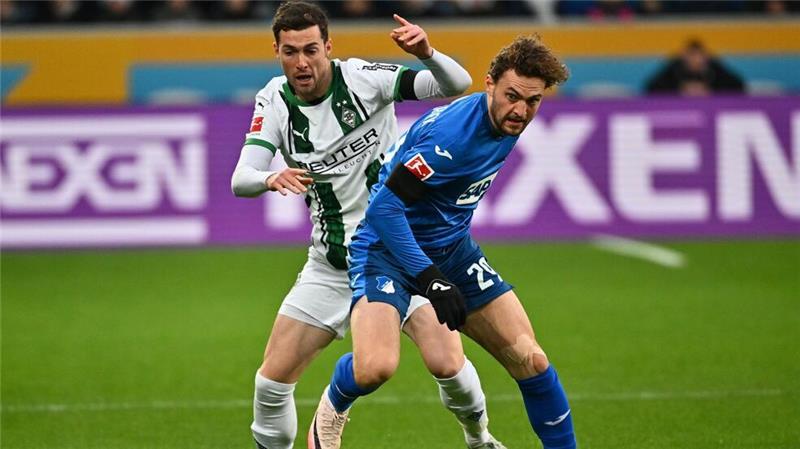 Erstmals seit 1009 Tagen: Gladbach gewinnt zweimal in Serie Bruun Larsen (r) und Joe Scally kämpfen um den Ball.