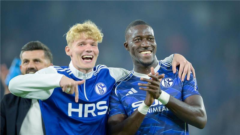 Schalke 04 feiert nächsten Heimsieg und träumt von mehr Bryan Lasme (r) war erneut der Matchwinner für die Schalker.