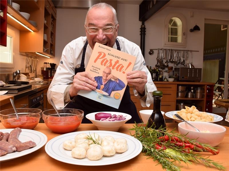 Rainer Sass' Hommage an seine Lieblingsspeise Buch mit Biss: Rainer Sass liebt einfach zuzubereitende Nudelgerichte. Foto: Strüning