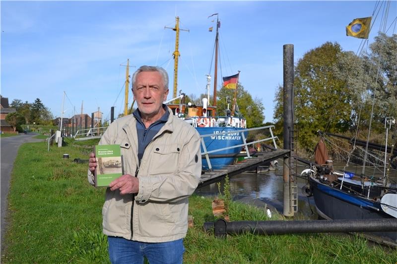 Buchautor Gerd Beckmann im Wischhafener Hafen. Foto: Helfferich
