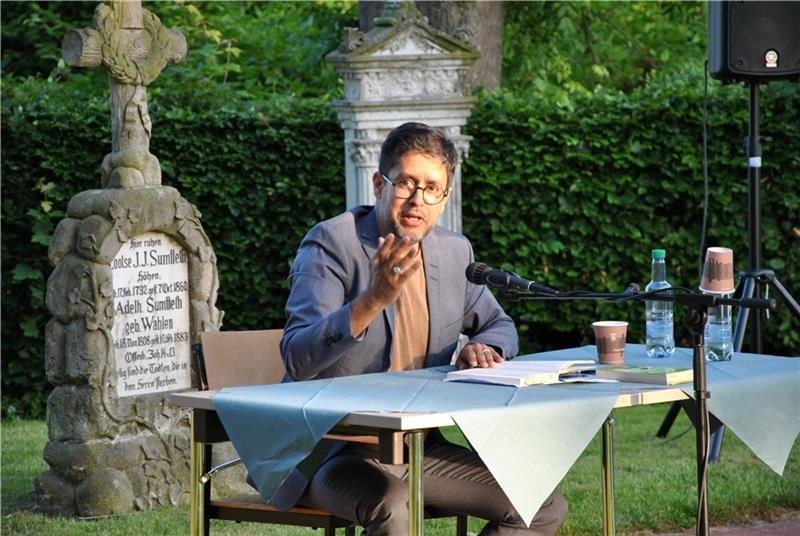 Buchautor Hasnain Kazim liest im Garten der St.-Nikolai-Kirche in Borstel. Foto: Lohmann