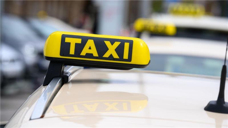 Buchbar sind die Fahrten zum Festpreis über die Apps von Hansa-Taxi und Freenow by Lyft. (Archivbild)