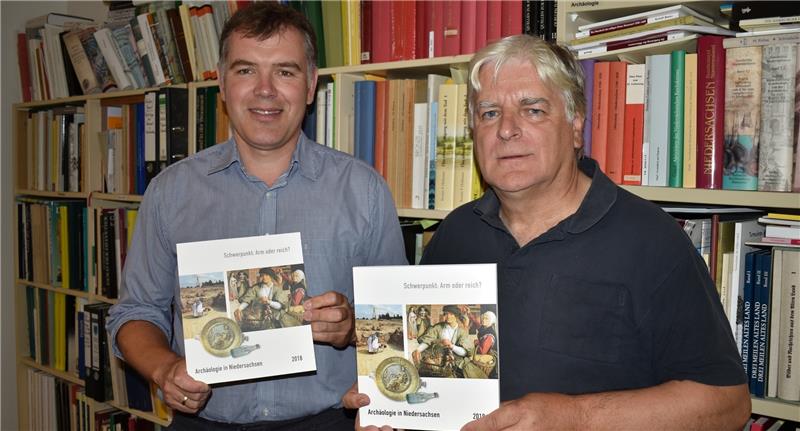 Buchvorstellung im Schloss Agathenburg: Kreisarchäologe Daniel Nösler und sein Kollege Dietrich Alsdorf halten den Archäologie-Sammelband in ihren Händen (von links). Foto: Vasel