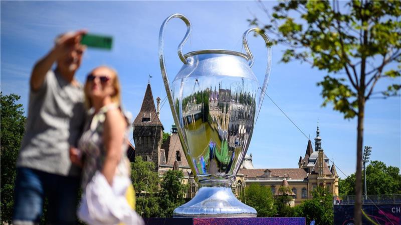 Budapest: Glanzstück zum Anfassen – Fans knipsen den Champions-League-Pokal beim Festival am Heldenplatz