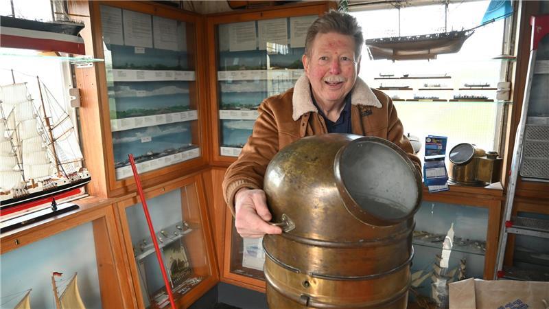 Buddelschiffe, alte Bilder und sogar ein Schiffskompass werden im Mini-Museum ausgestellt.