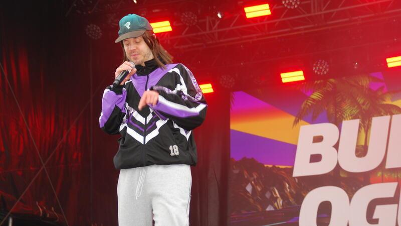 Buddy Ogün, hier kürzlich beim Elbstrandfestival auf Krautsand, wird jetzt in Harsefeld mit „Mama Malle“ und anderen Hits dem Publikum einheizen.