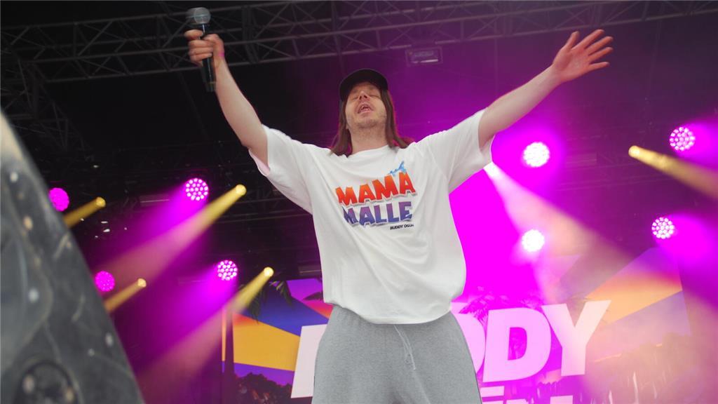 Buddy Ogün mit T-Shirt zum Song Mama Malle