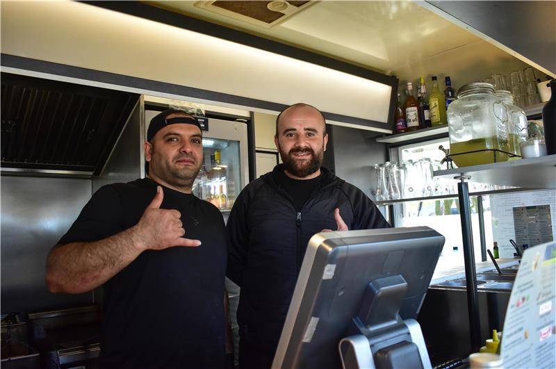 Buden-Nachbarn: Wenn gerade nichts los ist an ihrer Falafel- oder Eisbude, treffen sich Sohrab Rasuli und Raed Sawas in einer der beiden Buden, um kurz zu sprechen und zu scherzen.
