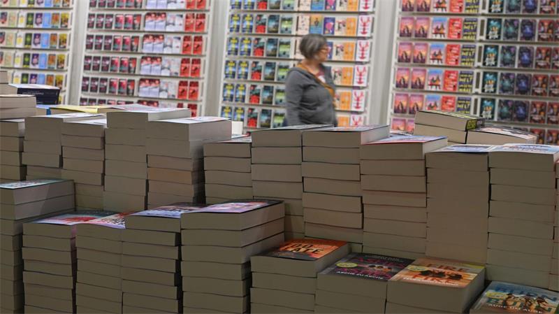 Bücher, so weit das Auge reicht: dtv-Messestand bei der Frankfurter Buchmesse 2025. (Archivbild)