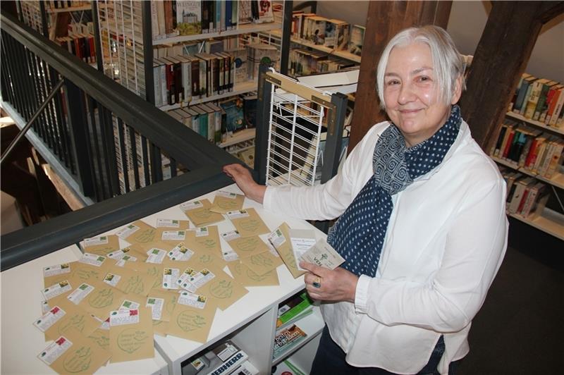 Bücherei-Leiterin Wiebke Diercks hat die 400 Tütchen mit Samen alter Gemüsesorten katalogisiert und in die neue Saatgutbibliothek eingepflegt. Dort können sie jetzt von den Bürgern ausgeliehen werden. Foto: Michaelis