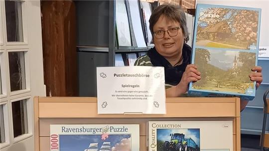 Bücherei-Mitarbeiterin Silke Reints hat schon einige Puzzle-Kisten mit 1000 Teilen einsortiert.